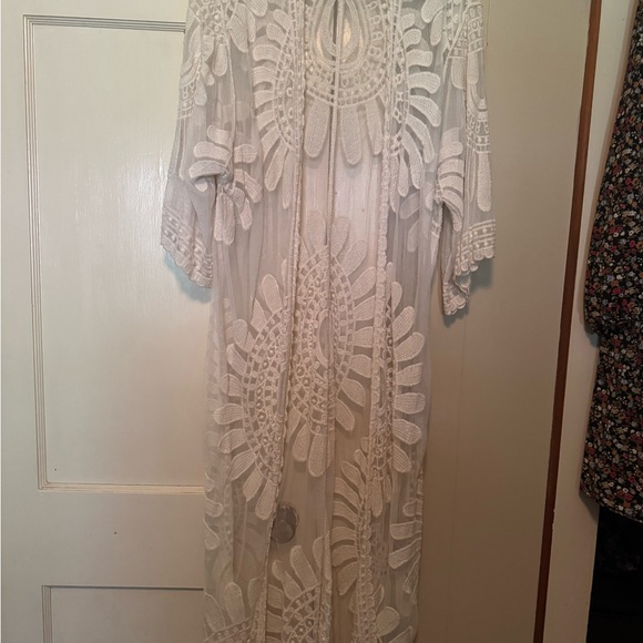 Elegant White Lace Women’s Top - Picture 1 of 2